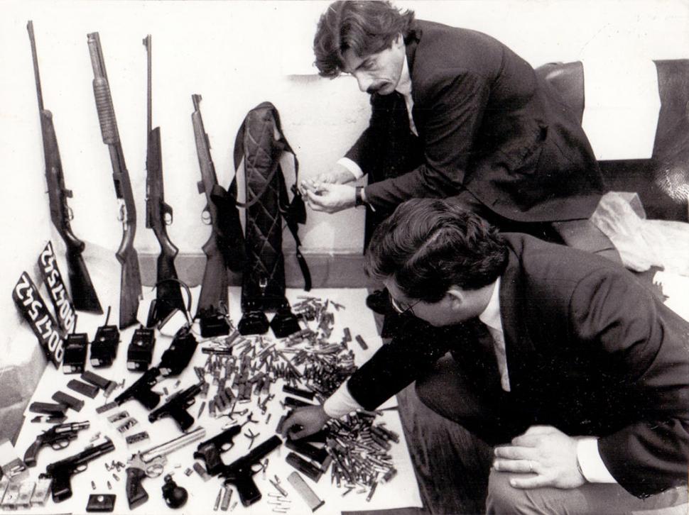 UN ARSENAL. Jorge Lóbo Aragón (que actuó como juez) y el fiscal Esteban Jerez revisan las armas secuestradas a los Ale.