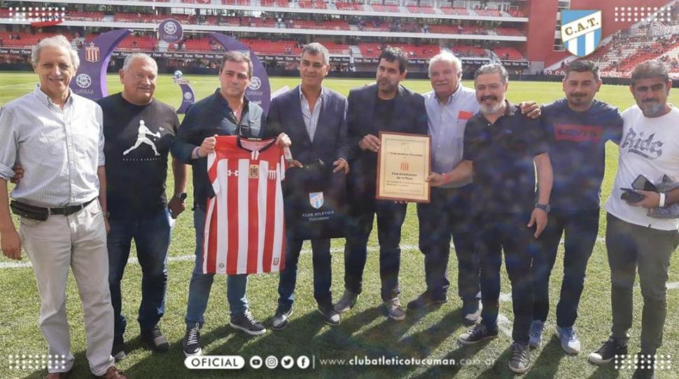 REGALO. Dirigentes de Atlético le entregaron una plaqueta al local. prensa atletico tucumán