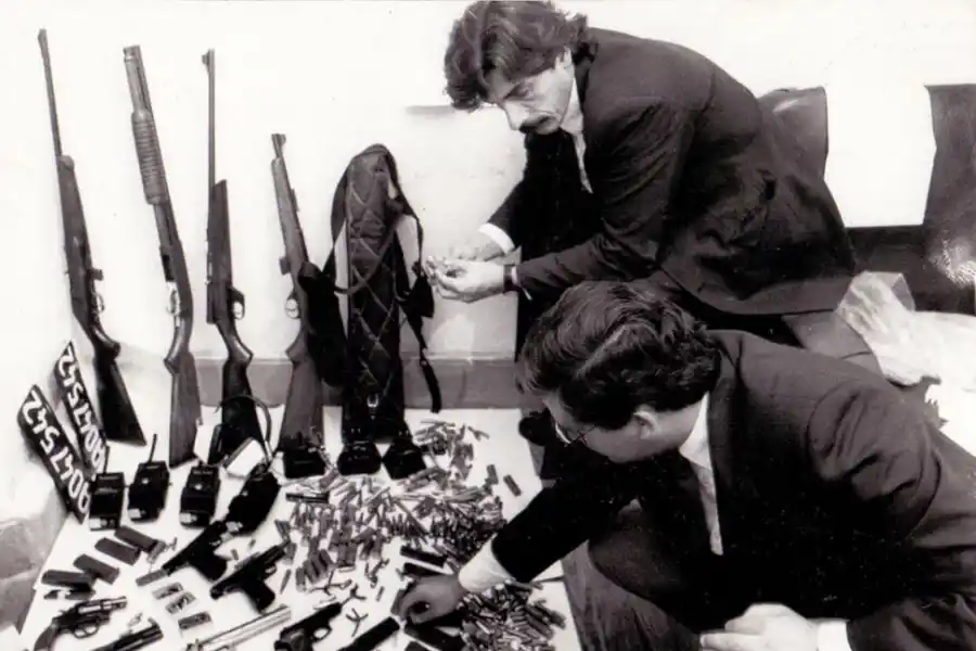 UN ARSENAL. Jorge Lóbo Aragón (que actuó como juez) y el fiscal Esteban Jerez revisan las armas secuestradas a los Ale.