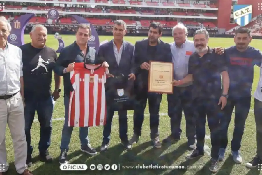 REGALO. Dirigentes de Atlético le entregaron una plaqueta al local. prensa atletico tucumán