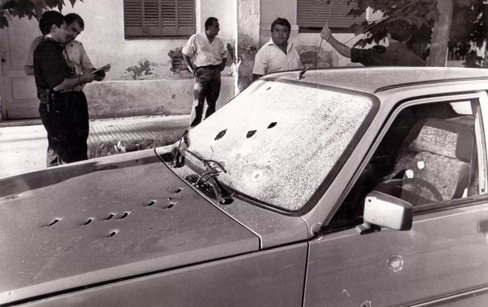 LA PRUEBA. El Renault 18 en el que se trasladaba Salinas muestra decenas de impactos de bala. 