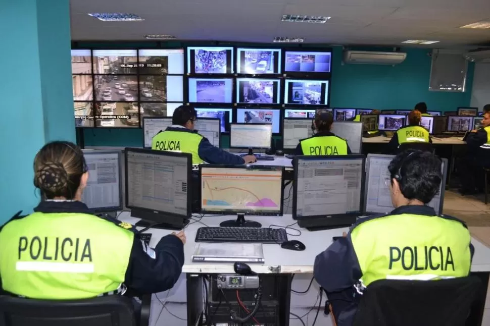 EN PLENO TRABAJO. Los efectivos del 911 siguen siendo capacitados para atender las llamadas y dar respuestas en los casos considerados críticos.  