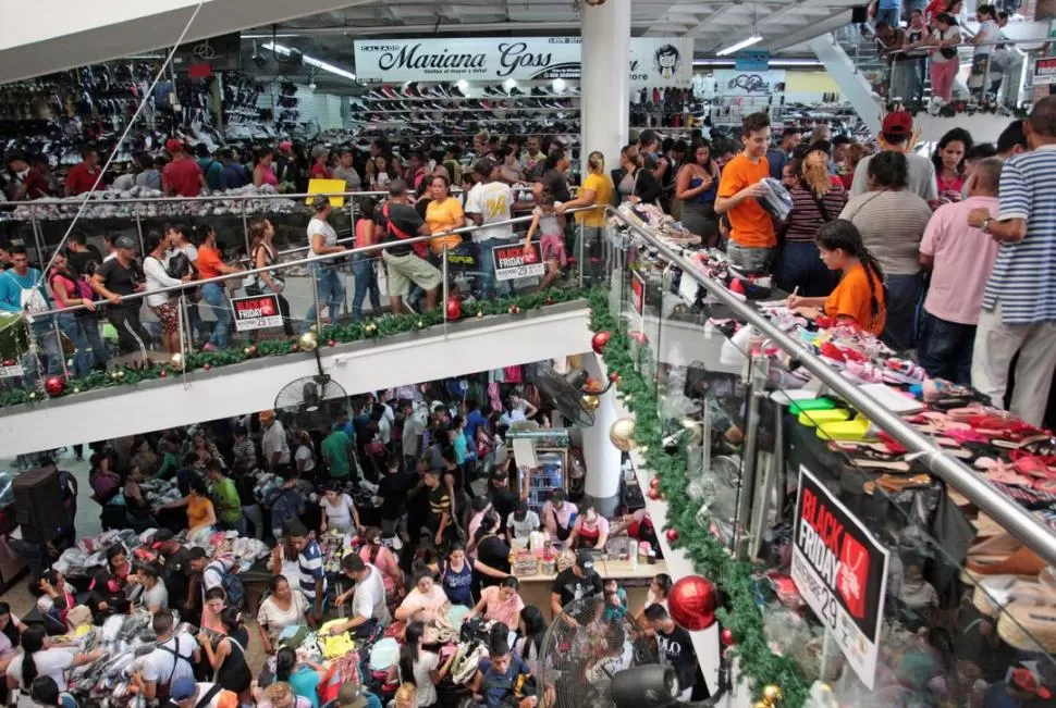 INVASIÓN DE VENEZOLANOS. Las tiendas recibieron una multitud de gente que quiso aprovechar las ofertas. reuters