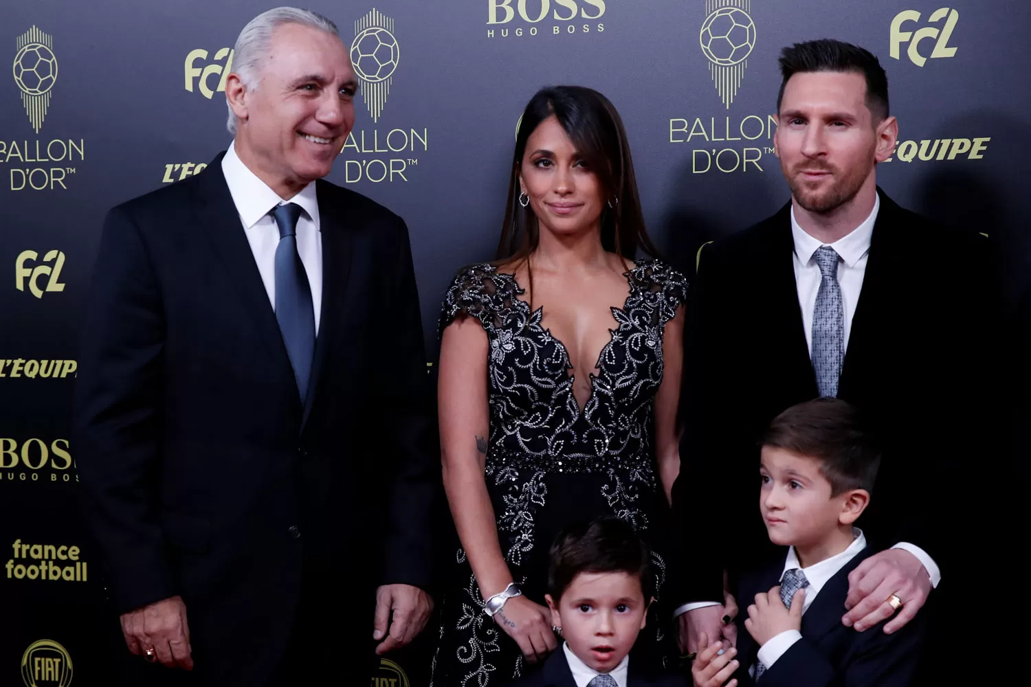 EN FAMILIA. Messi, junto a su esposa y dos hijos posó junto al búlgaro Hristo Stoichkov.