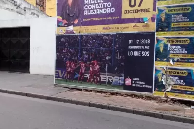 Con afiches, los hinchas “santos” recordaron el aniversario del último clásico