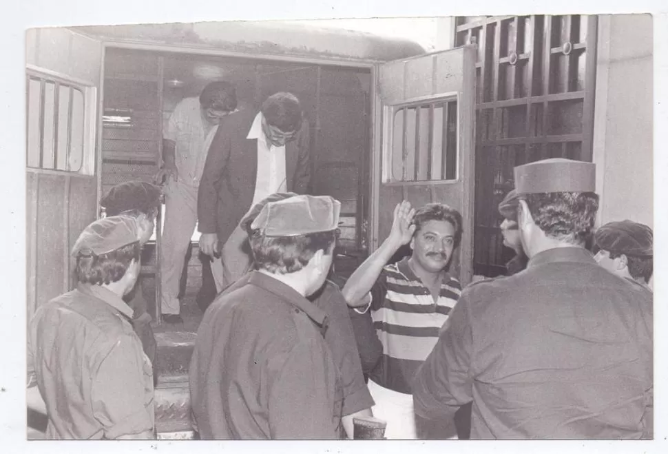 COMO UN ÍDOLO. Miguel “Tono” Pereyra saluda a sus camaradas al llegar a tribunales para declarar en la causa. 