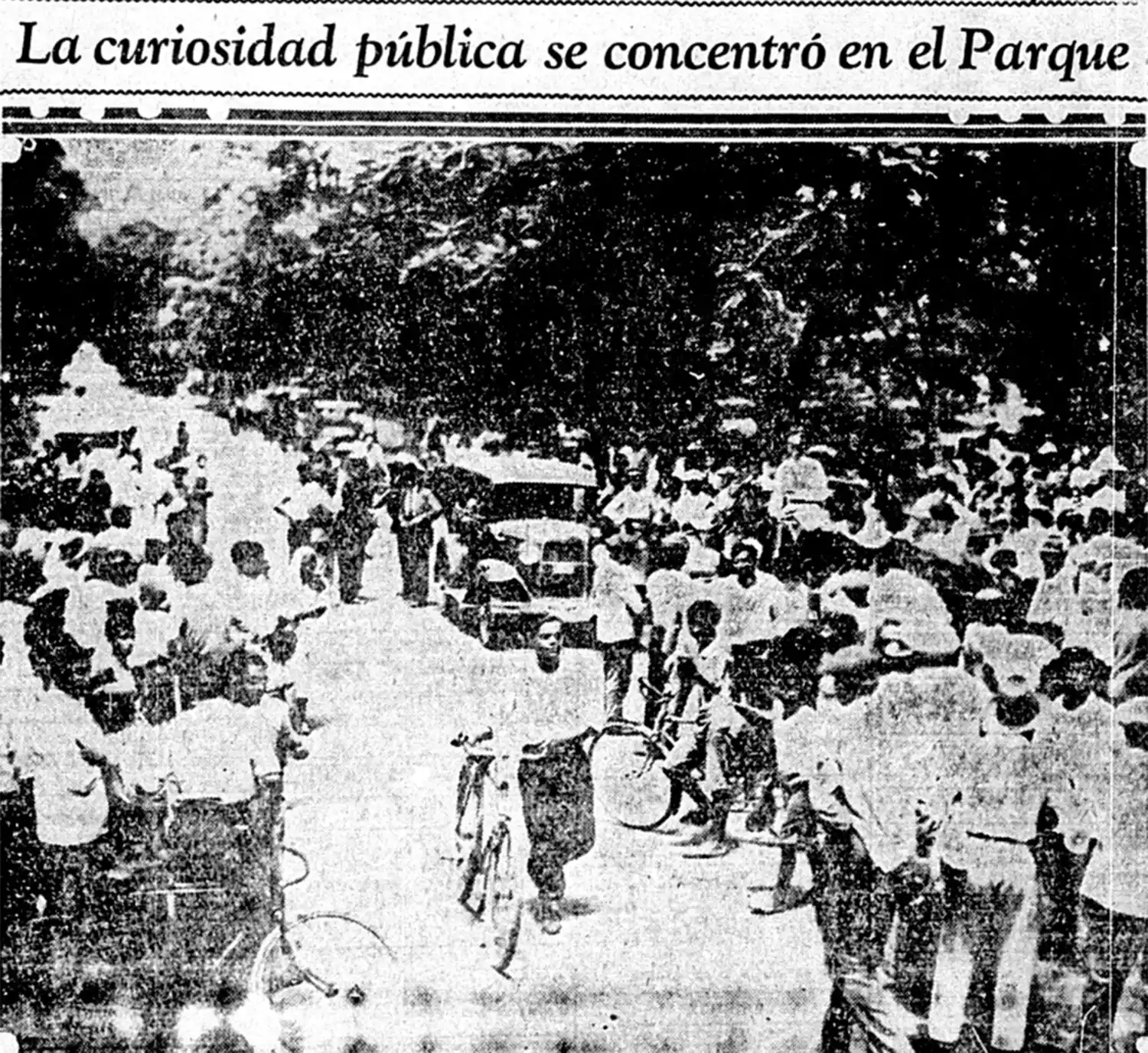 CURIOSOS. La escena del crimen se vio abarrotada de público tras el asesinato.