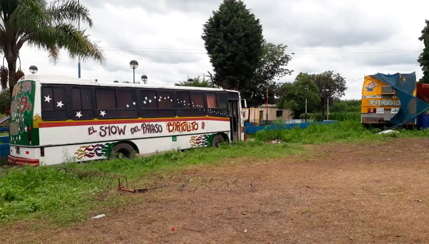 EN GASTONA NORTE. Uno de los colectivos del circo.