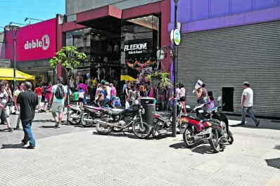Las motos copan las peatonales