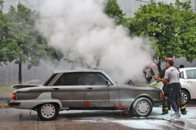 El auto se incendió a media cuadra del cuartel de bomberos