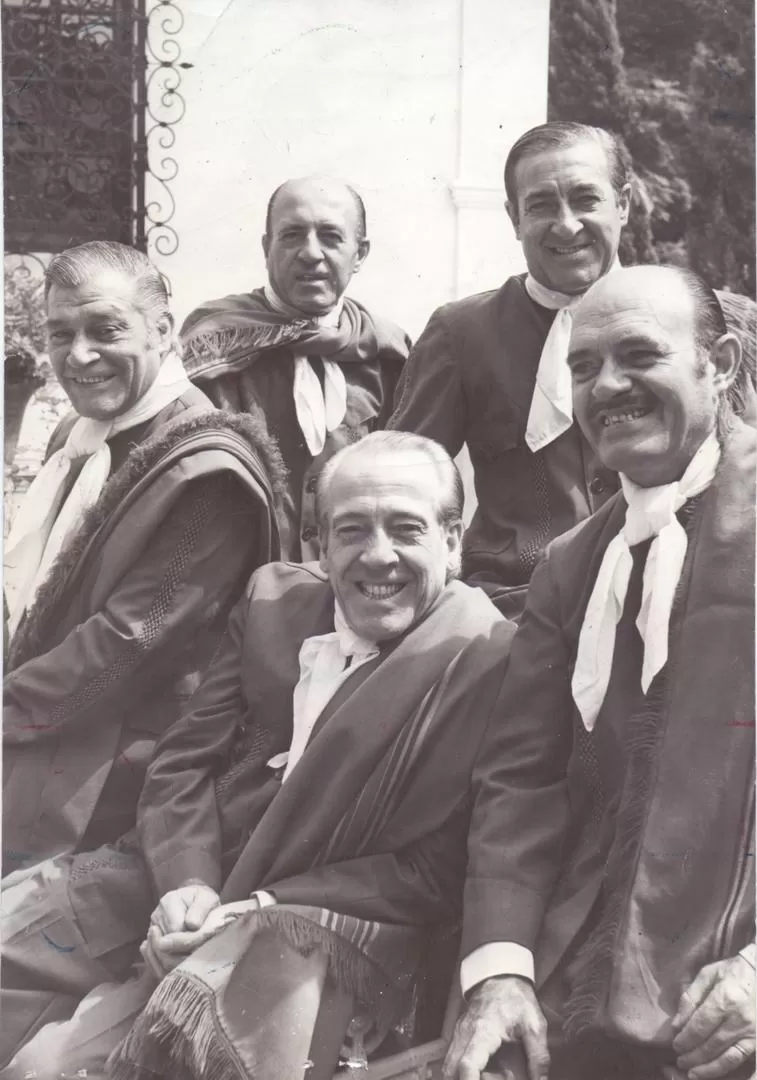 Roberto, Machingo, Vitillo; atrás, Adolfo y Machaco. 