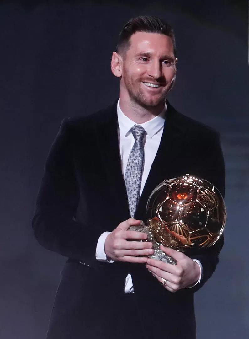 EXTRATERRESTRE. Después de otra temporada extraordinaria, Lionel Messi volvió a ganar el trofeo que se entregó en Paris.  reuters