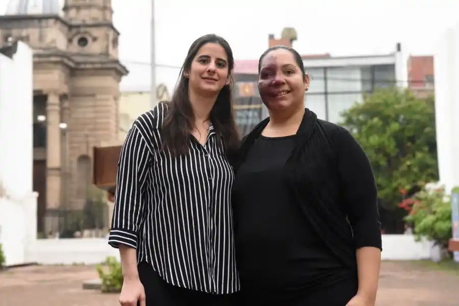 MAESTRA. María José Parajón, auxiliar del Instituto Oral, con su profesora de lenguaje de señas.