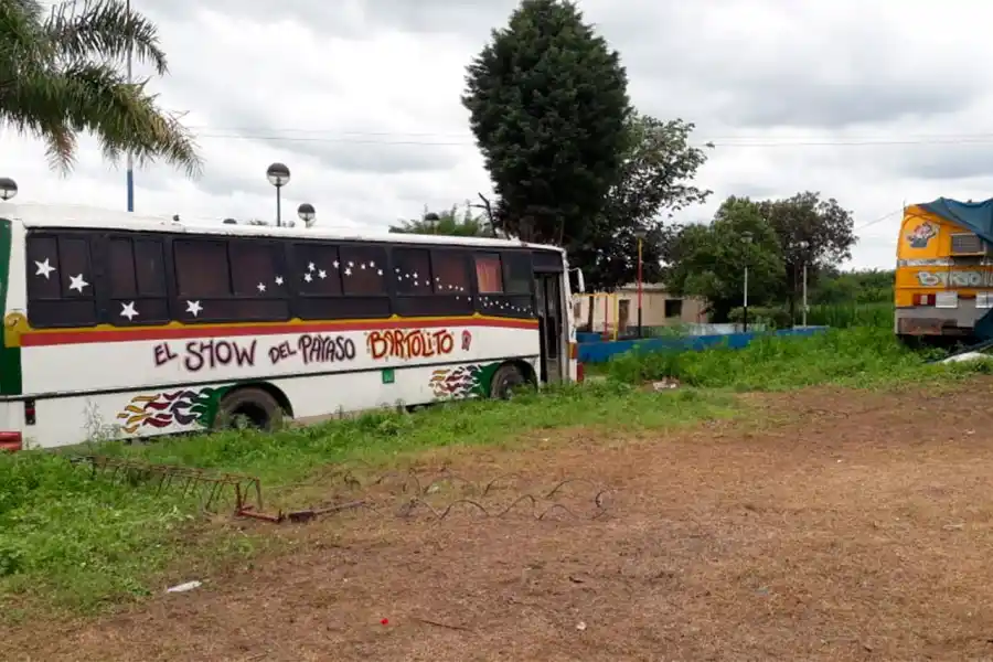 EN GASTONA NORTE. Uno de los colectivos del circo.