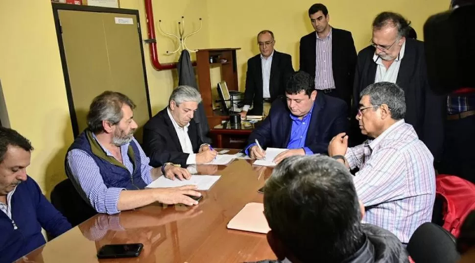 ACUERDO. Galván, al centro, rubrica el acuerdo rodeado por el sindicalista González y los empresarios Berretta y Orell secretaría de estado de comunicación pública