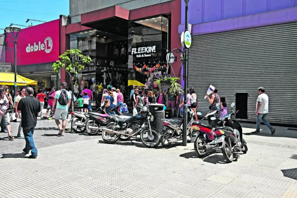 FRENTE A ANSES. Durante la mañana, es común ver motos en la semipeatonal de 25 de Mayo. LA GACETA / FOTOS DE Analía Jaramillo