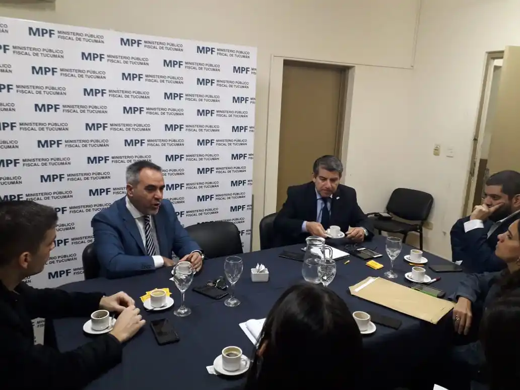 JUNTOS. López Avila, Maley y Camuña, con la mano en el rostro, coordinando los operativos