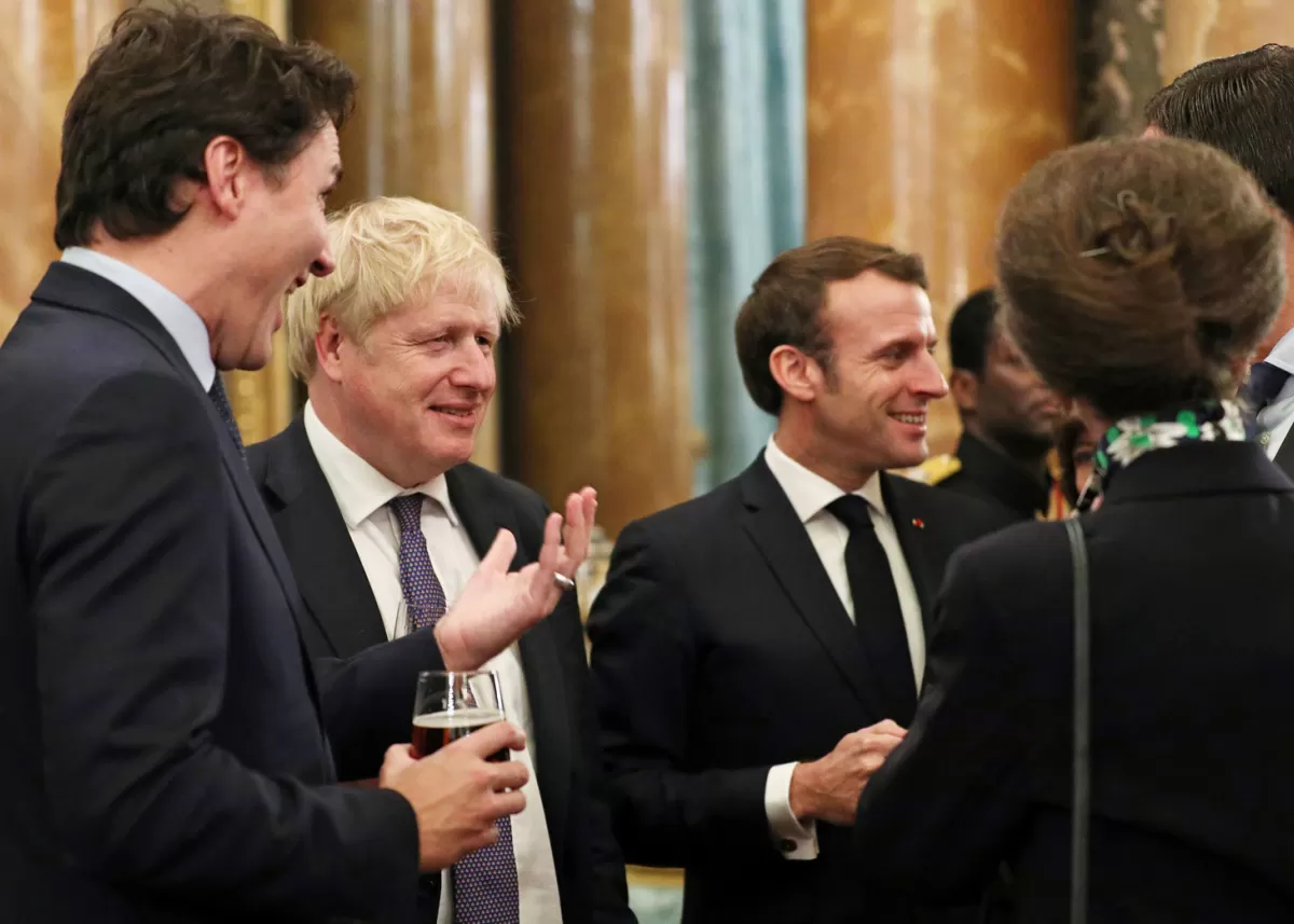PROTAGONISTAS. Trudeau, Johnson, Macron y la princesa Ana, durante la recepción en el palacio de Buckingham. reuters 