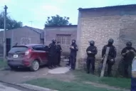 Secuestran drogas, armas, autos y detienen a tres policías en un megaoperativo 