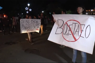 Suba del boleto: se congregaron en la plaza y convocan a una marcha el viernes