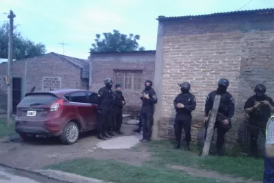 Secuestran drogas, armas, autos y detienen a tres policías en un megaoperativo