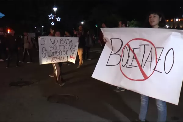 Suba del boleto: se congregaron en la plaza y convocan a una marcha el viernes