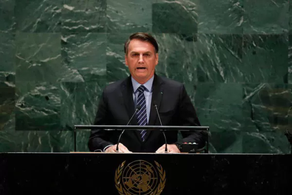 Bolsonaro defiende a su hijo con insultos a un periodista