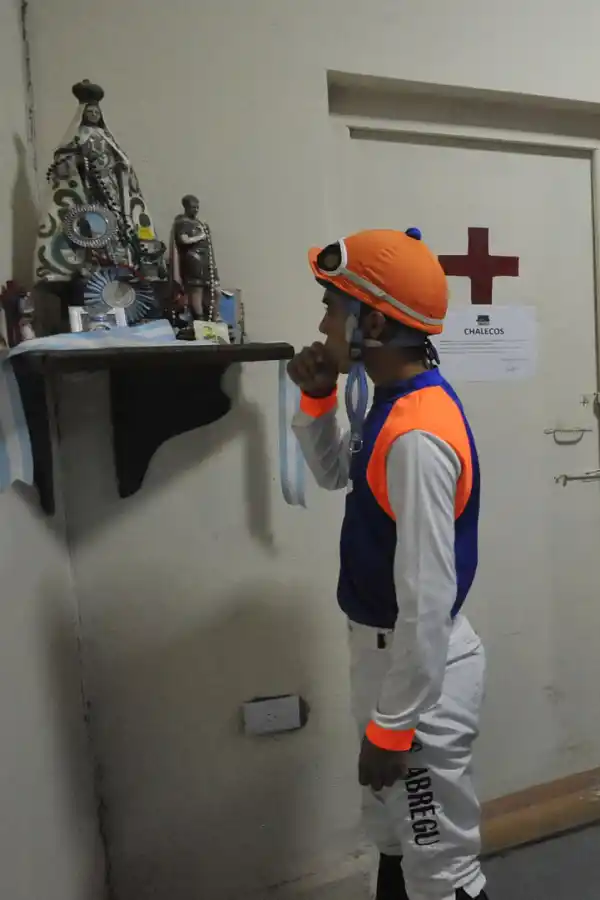 FE. Sergio Corbalán lleva en su casco las imágenes de la Virgen del Valle y del Sagrado Corazón de Jesús.