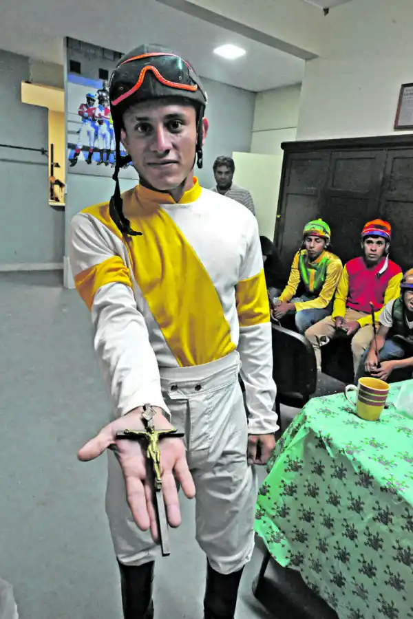 UN RUEGO ANTES DE COMPETIR. Sergio “Cheo” Abregú se persigna antes de cada carrera.