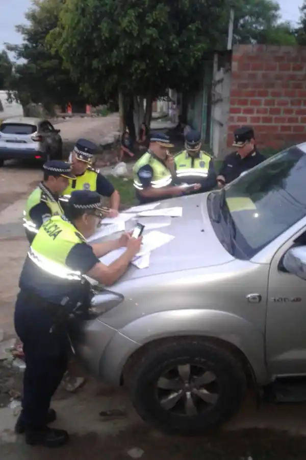 Los comisarios de la fuerza organizando las medidas. El de negro es Bernachi