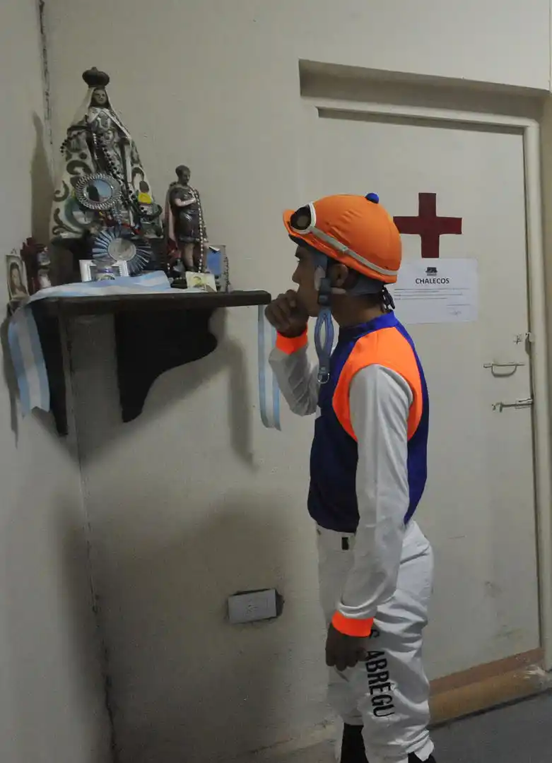 FE. Sergio Corbalán lleva en su casco las imágenes de la Virgen del Valle y del Sagrado Corazón de Jesús.