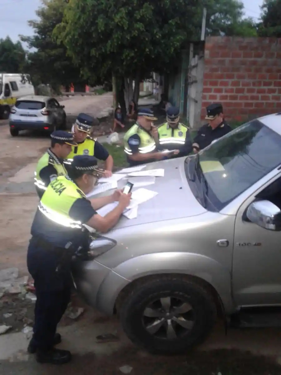 Los comisarios de la fuerza organizando las medidas. El de negro es Bernachi