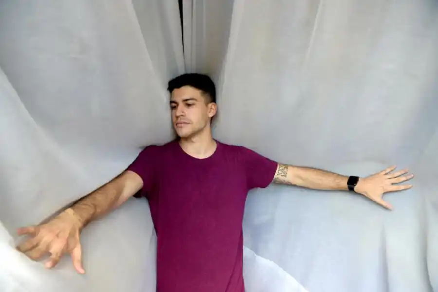 LUCAS. Canta para honrar a su madre.