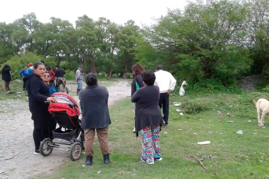 CONMOCIÓN EN EL PUEBLO. La gente se acercó al lugar del hallazgo, ayer al mediodía.