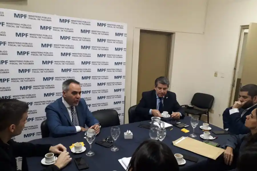 JUNTOS. López Avila, Maley y Camuña, con la mano en el rostro, coordinando los operativos