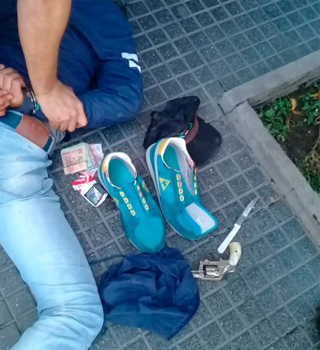 PLATA Y UN ARMA. La Policía secuestró el botín y el arma que utilizaron.