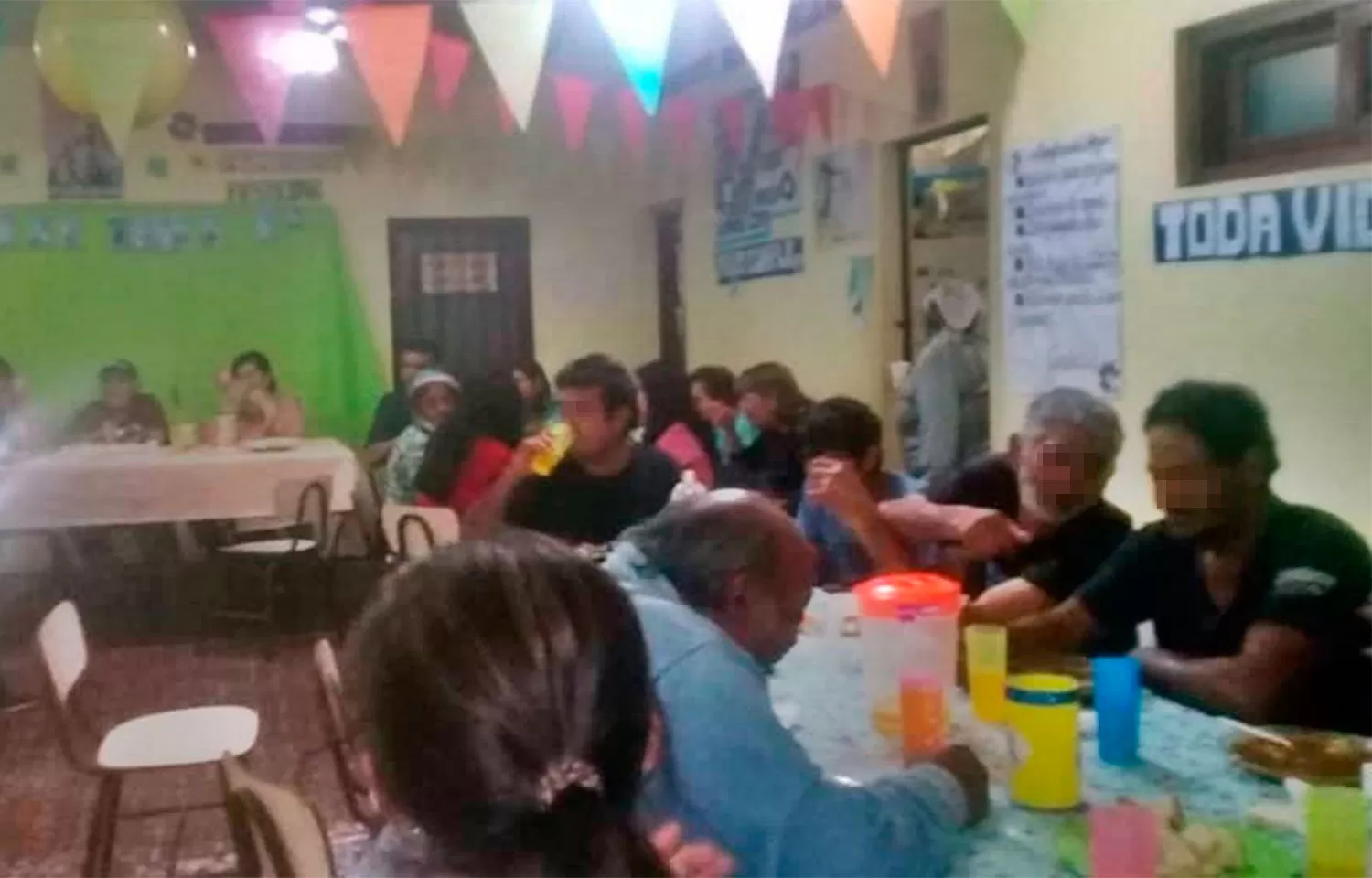 FUNCIONA EN LA CATEDRAL. Al comedor asisten personas en situación de calle.