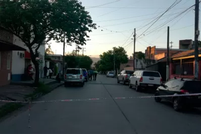 Una mujer fue hallada muerta en el living de su casa: aprehendieron a un vecino