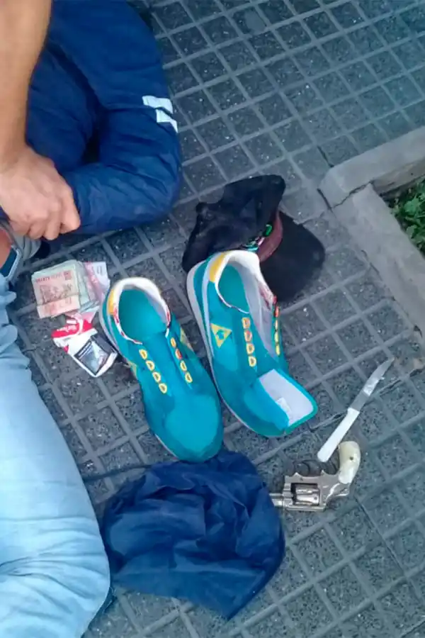 PLATA Y UN ARMA. La Policía secuestró el botín y el arma que utilizaron.