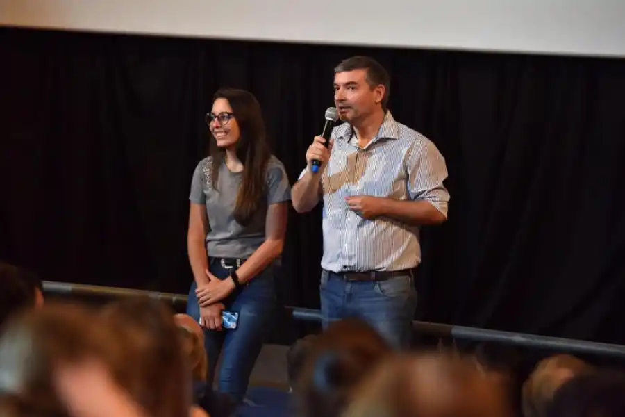 ANFITRIONES. Guillermo Monti y Alejandra Casas Cau, conductores del programa “El ojo crítico”.