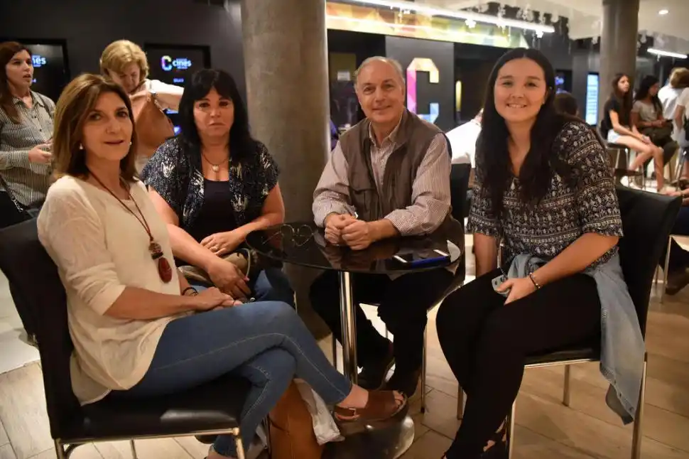 El matrimonio Miguel Tortosa y María Elisa Nougués conversan durante la recepción en compañía de dos amigas.