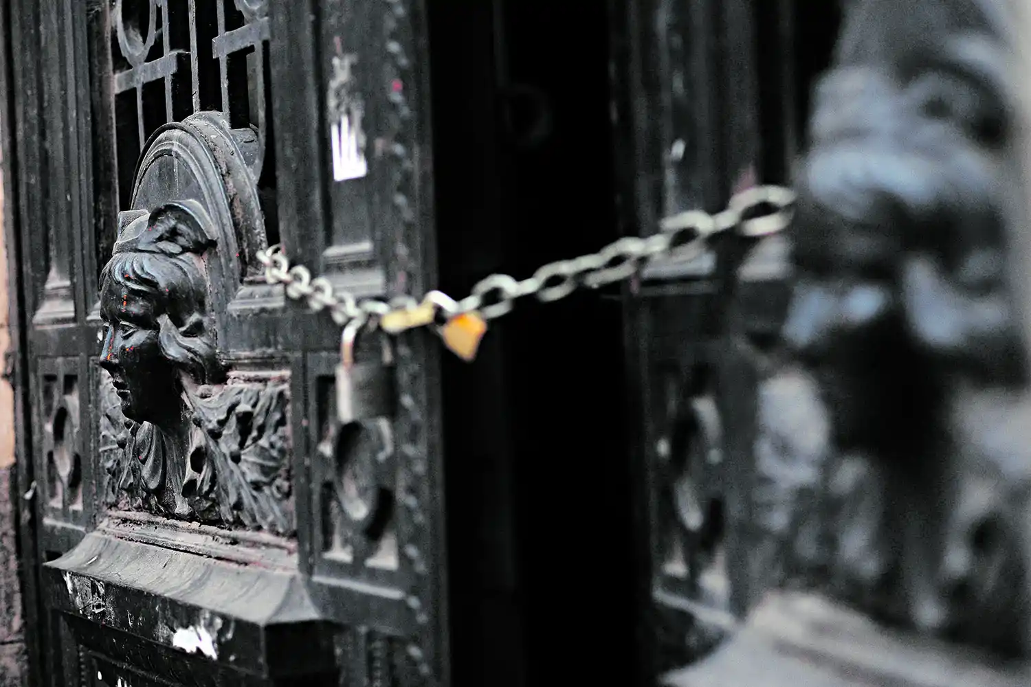 ANTIGUA DIRECCIÓN DE RENTAS.- El edificio de San Martín y Maipú pertenece a la Caja Popular, que lo usa como depósito. El detalle de la foto es todo un símbolo: la belleza de la puerta de hierro cruzada por el candado.