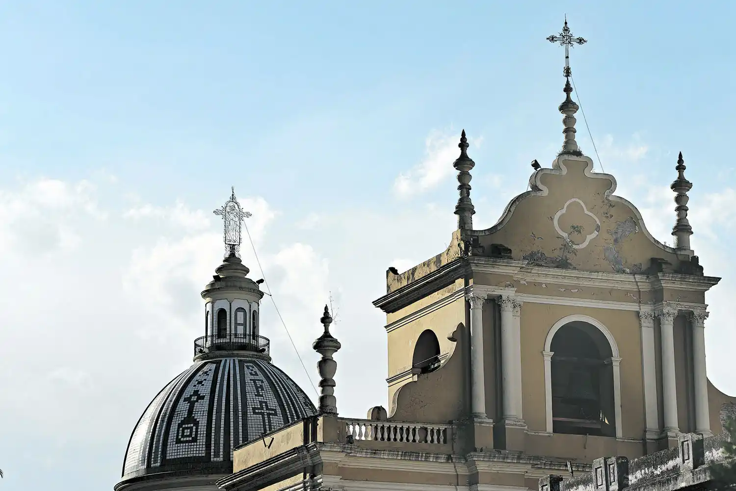CAMPANARIO Y CÚPULA DE SAN FRANCISCO.- La iglesia corre grave peligro. Para iniciar los imprescindibles trabajos de restauración hacen falta al menos 6 millones de pesos. Es una de las joyas del patrimonio más amenazadas.