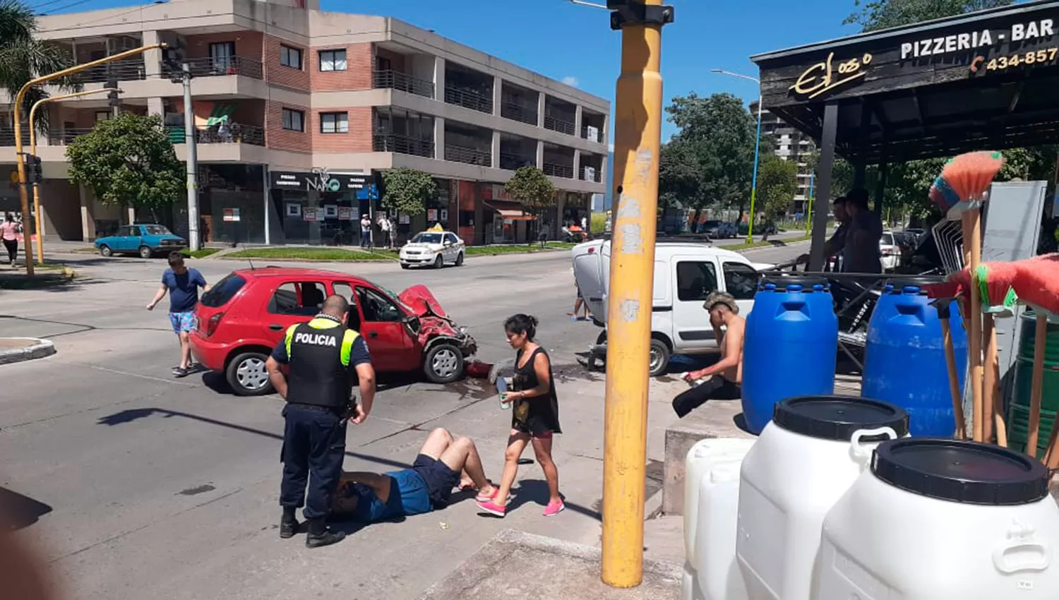 Chocaron tres autos en una esquina peligrosa de la avenida Belgrano