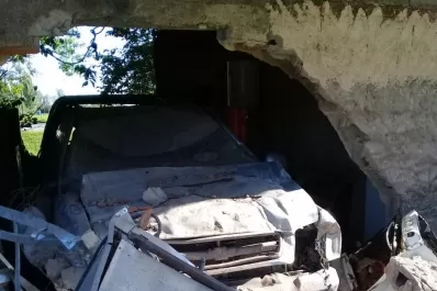 Tremendo susto: se despertaron con una camioneta dentro de su casa