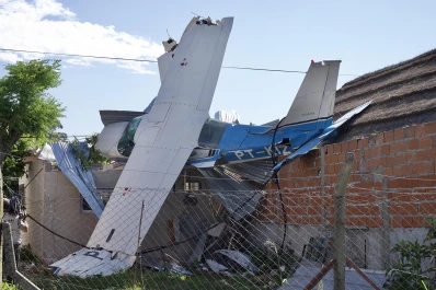 Investigan por qué se cayó el avión Cessna sobre una casa antes de aterrizar en San Fernando