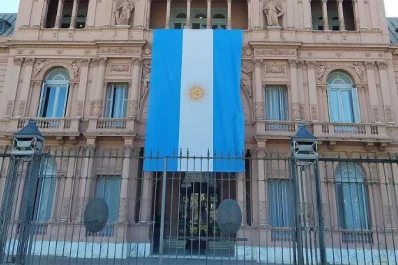 Transición: despliegan una inmensa bandera en la Casa Rosada por la unidad nacional