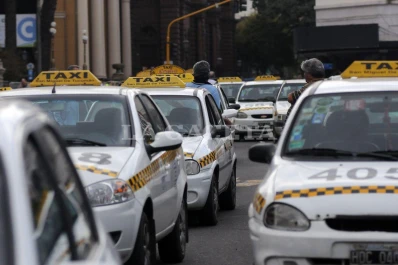 Tras la suba del boleto, ahora los dueños de taxis reclaman una tarifa nocturna