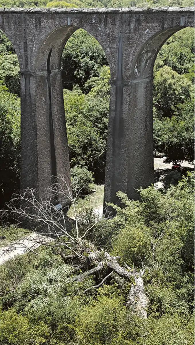 VIADUCTO EL SALADILLO.- Cercana a El Cadillal, la estructura muestra signos de deterioro. No se consigue aprovecharla en toda su magnitud, sobre todo para fines turísticos.