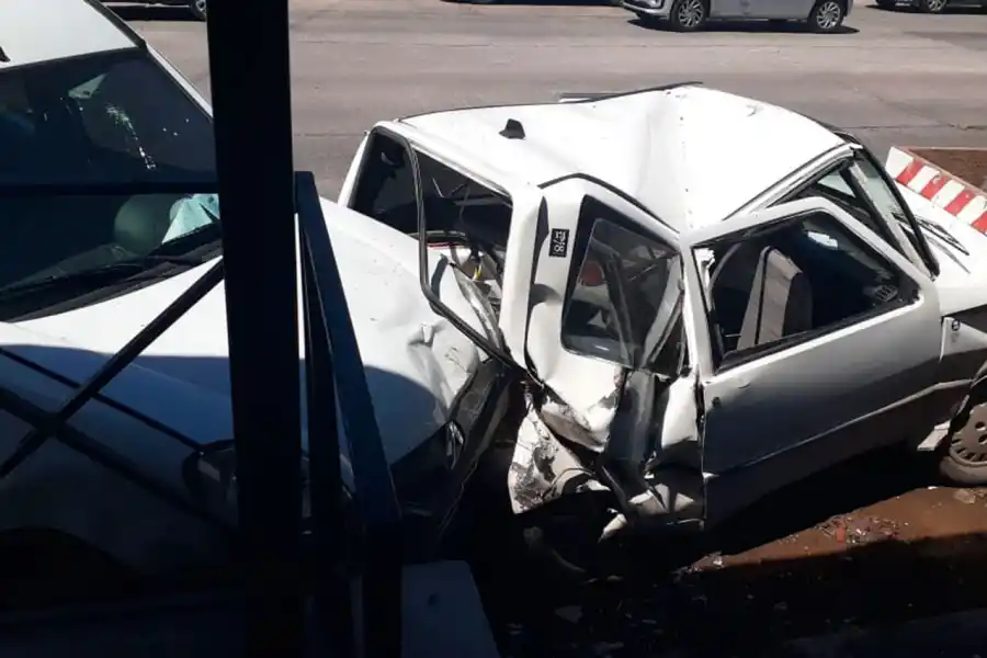 Chocaron tres autos en una esquina peligrosa de la avenida Belgrano